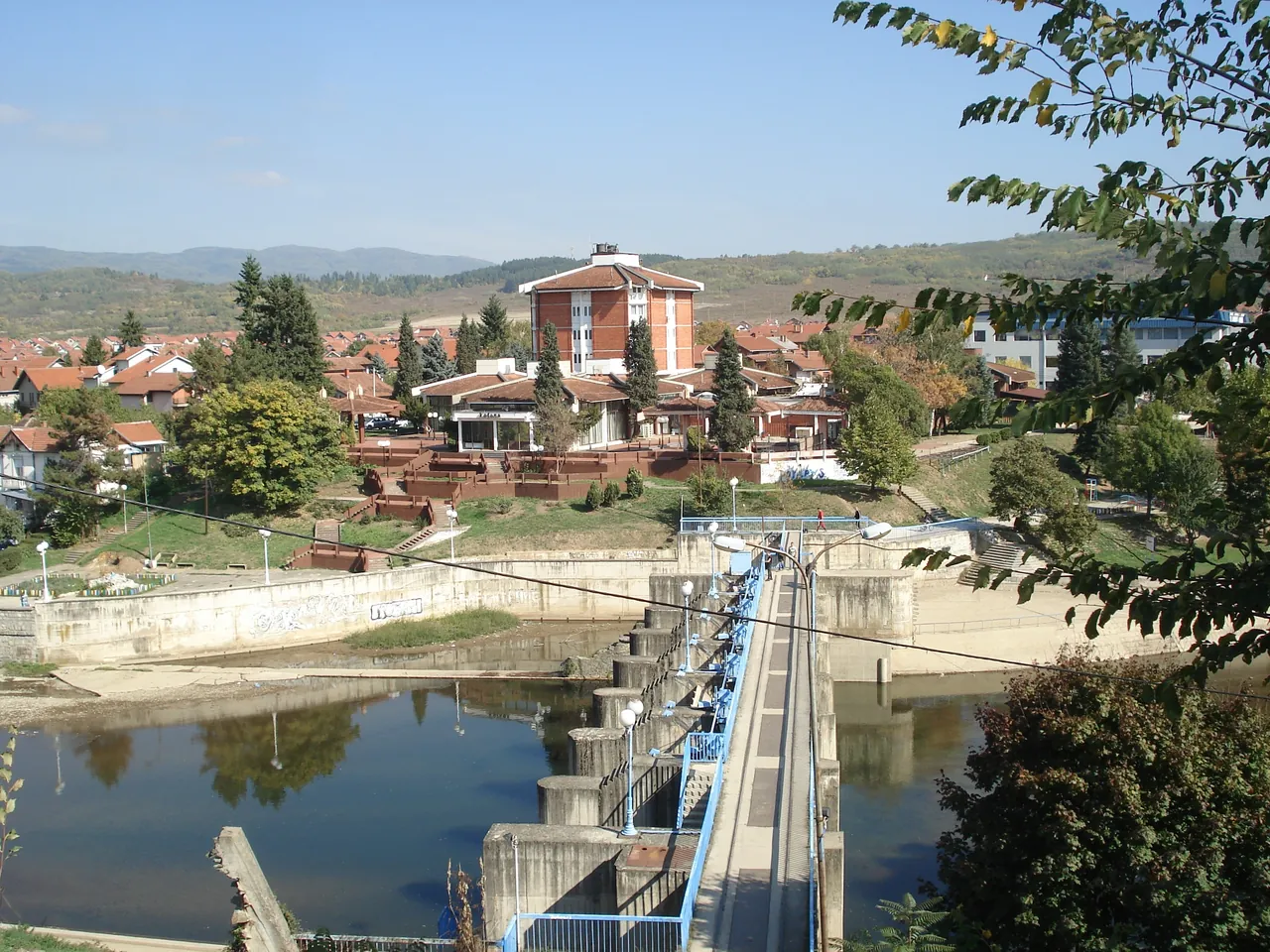 Brana na Vlasini, iza nje grad