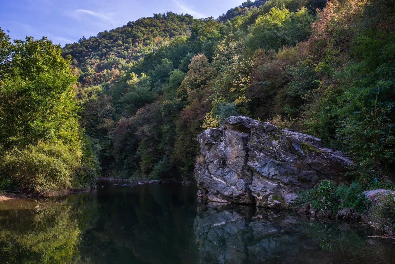 Korito Vlasine u ranu jesen